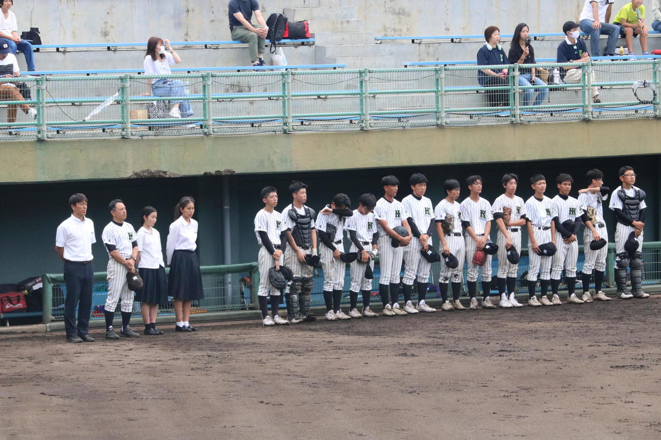 洲本対西宮甲山　試合に敗れた西宮甲山の清水次郎監督（左から2人目）と肩を落とす選手たち（撮影・林亮佑）＝2023年7月2日、高砂市野球場