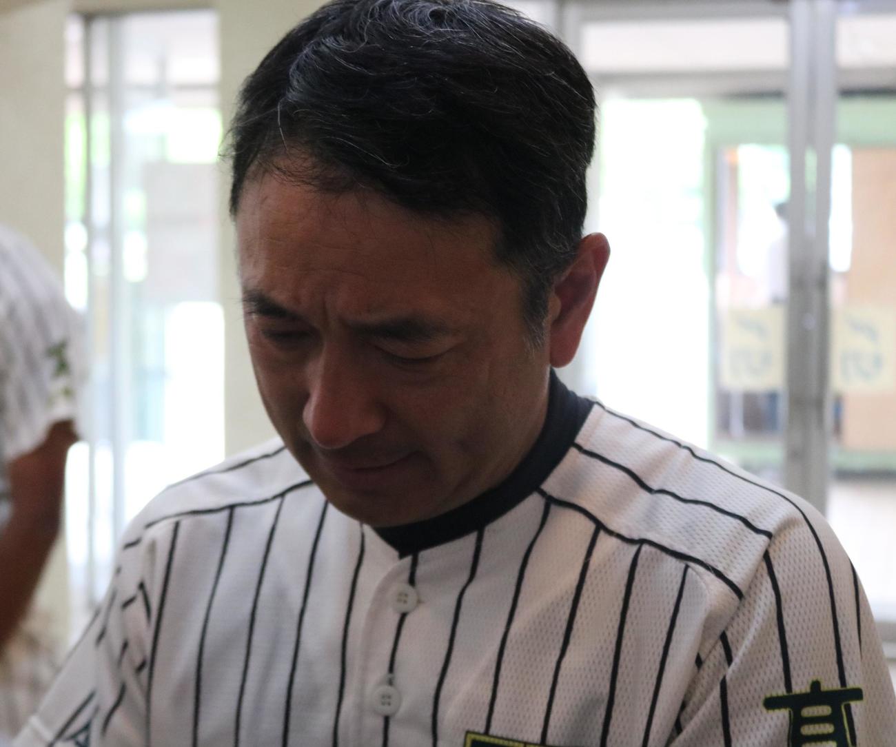 洲本対西宮甲山　西宮甲山の清水次郎監督は試合後の取材中に涙を見せる（撮影・林亮佑）＝2023年7月2日、高砂市野球場