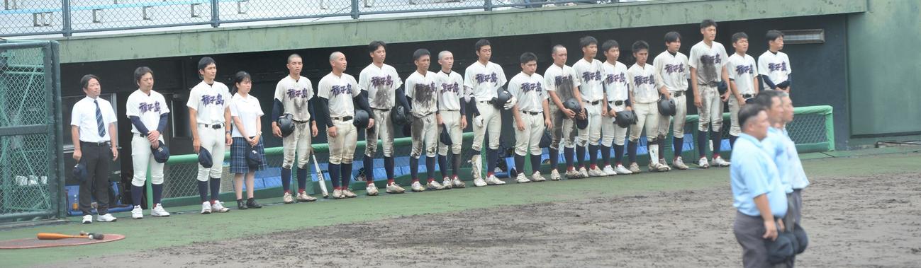 加治木対種子島　試合に敗れ、肩を落とす種子島ナイン（撮影・佐藤究）