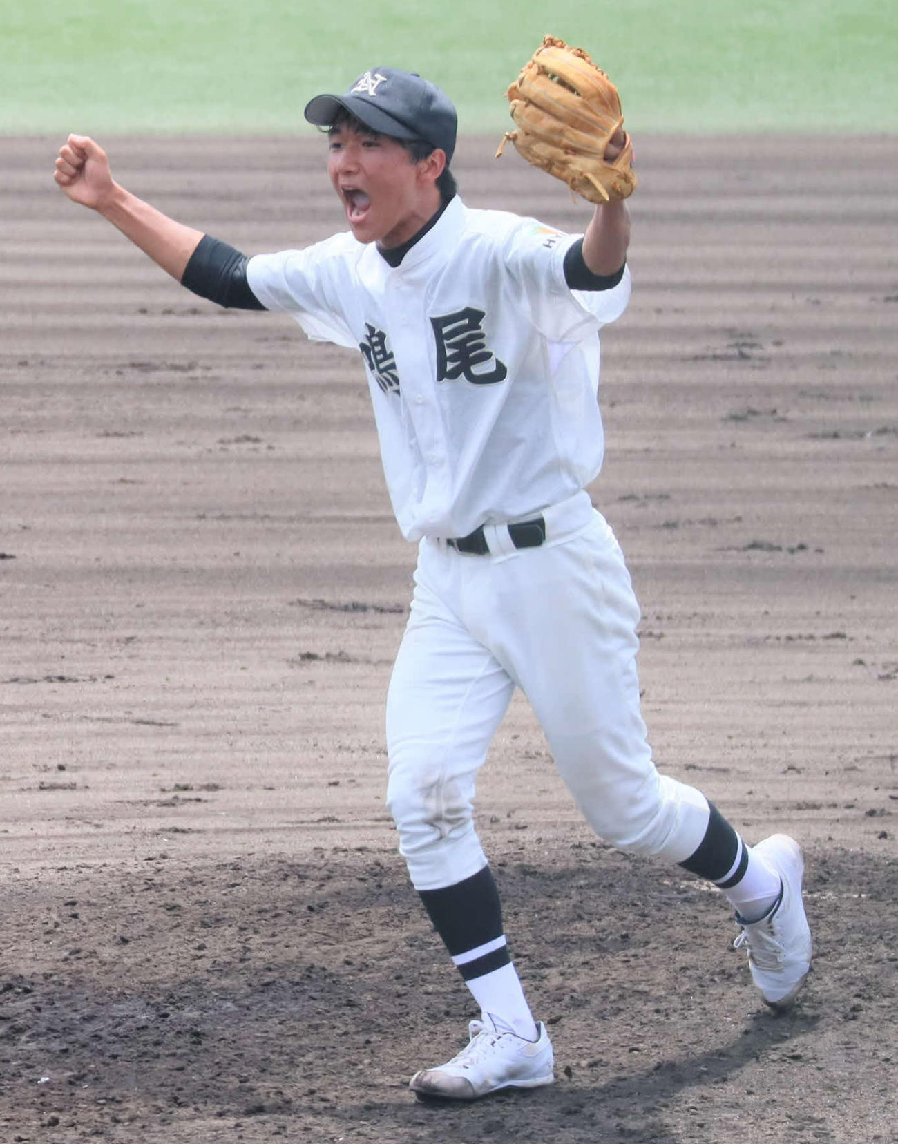 高校野球兵庫大会　鳴尾対尼崎工両手を挙げて勝利を喜ぶ鳴尾の青木海知投手（撮影・村松万里子）