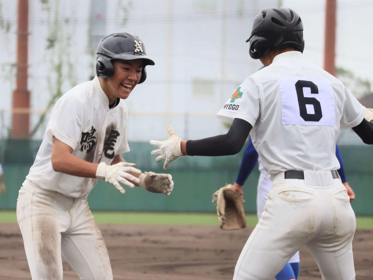 高校野球兵庫大会　鳴尾対尼崎工1回、5番内海の適時打で生還した鳴尾の谷添と森山（左）（撮影・村松万里子）