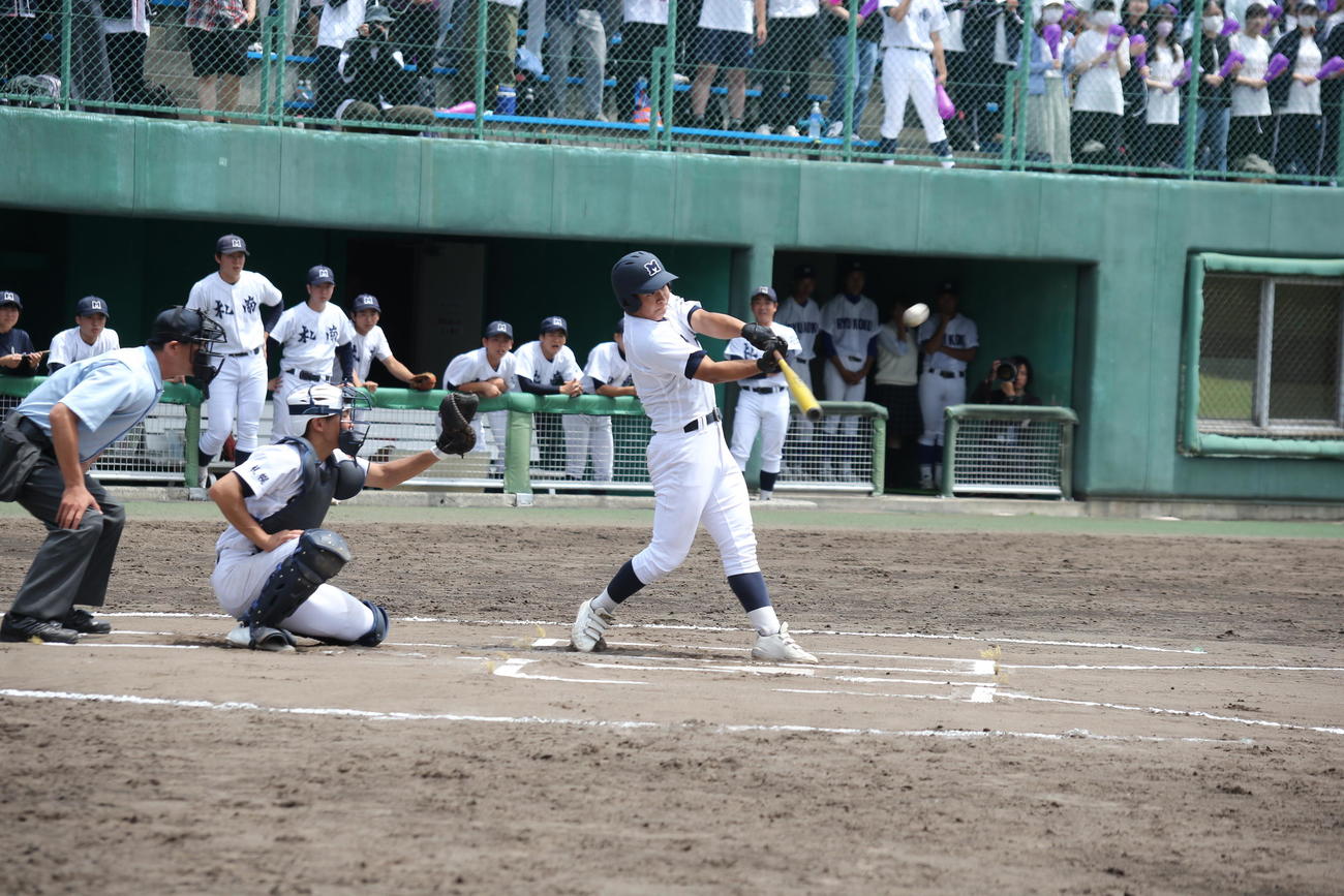 札幌南対札幌大谷　6回表札幌南無死一、二塁、札幌南の岡田三塁手は、右中間に3点本塁打を放つ（撮影・中島洋尚）