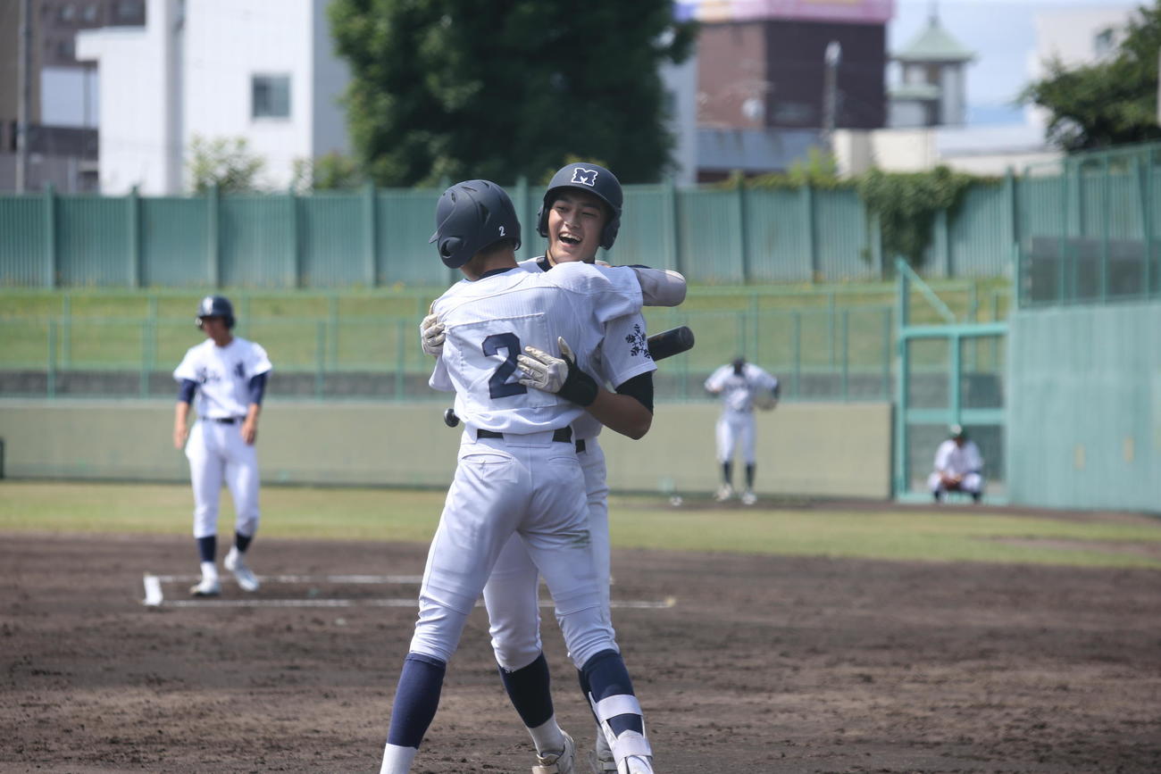 札幌南対札幌大谷　1回表札幌南無死無走者、先頭打者の岡本和真一塁手は、ソロ本塁打を右中間に運ぶ（撮影・中島洋尚）