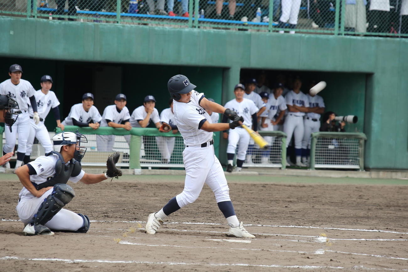 札幌南対札幌大谷　6回表札幌南2死満塁、札幌南の岡田三塁手は、右中間にこの回2本目の本塁打をたたき込む（撮影・中島洋尚）