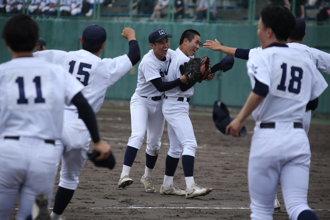 札幌南対札幌大谷　札幌南は昨夏の甲子園出場校札幌大谷を破り、歓喜の瞬間を迎えた（撮影・中島洋尚）