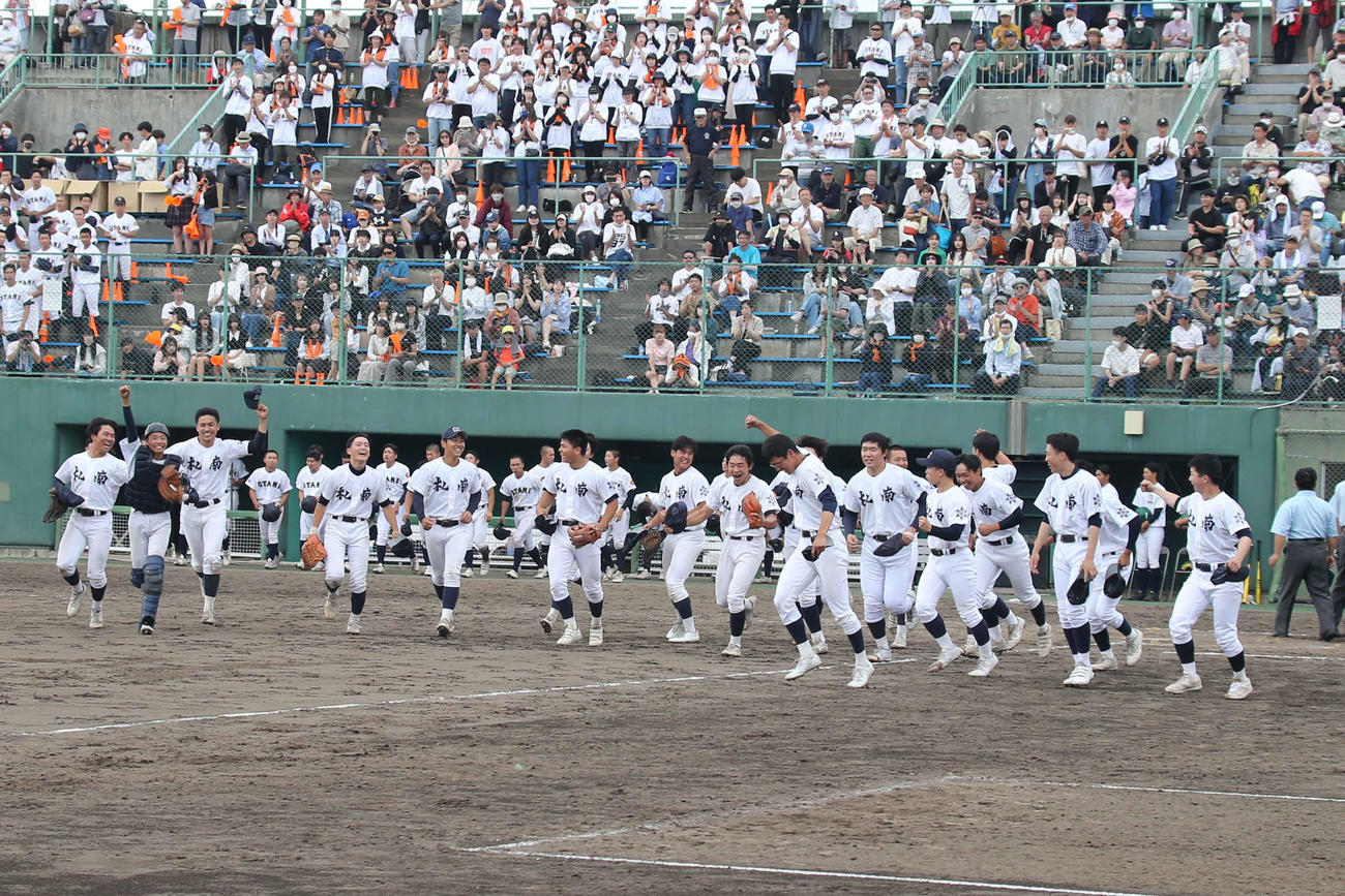 札幌南対札幌大谷　札幌南は校歌を歌い終え、喜びを爆発させて、スタンドへ挨拶に向かう（撮影・中島洋尚）