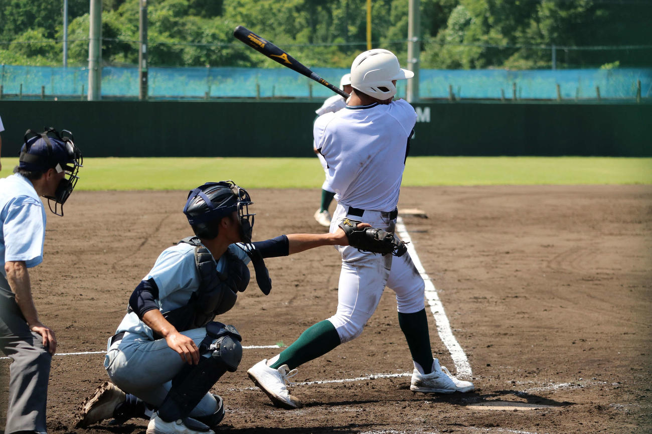 4回、無死満塁から中越え満塁本塁打を打つ専大松戸、先発の平野（撮影・保坂淑子）