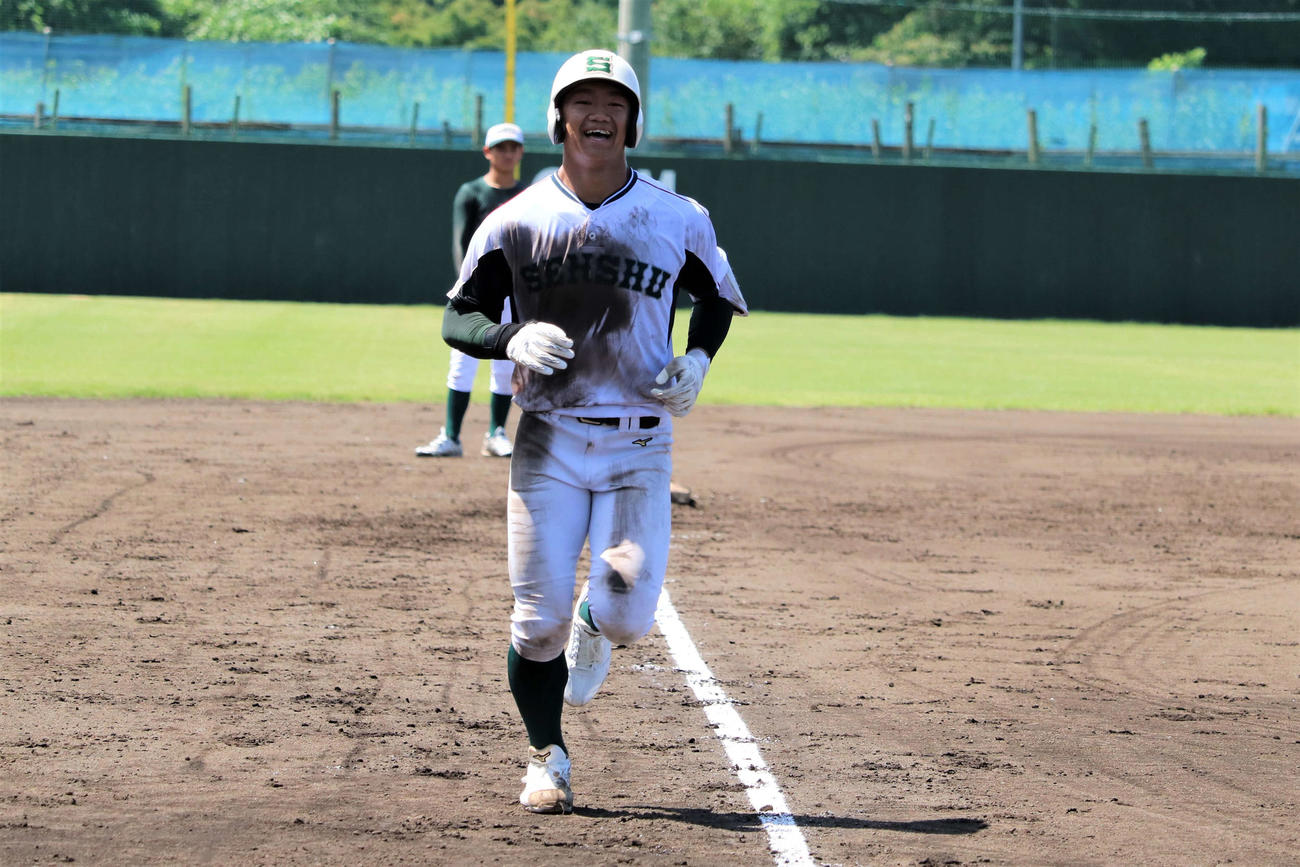 4回、無死満塁から中越え満塁本塁打を放ち笑顔でホームインする専大松戸、先発の平野（撮影・保坂淑子）