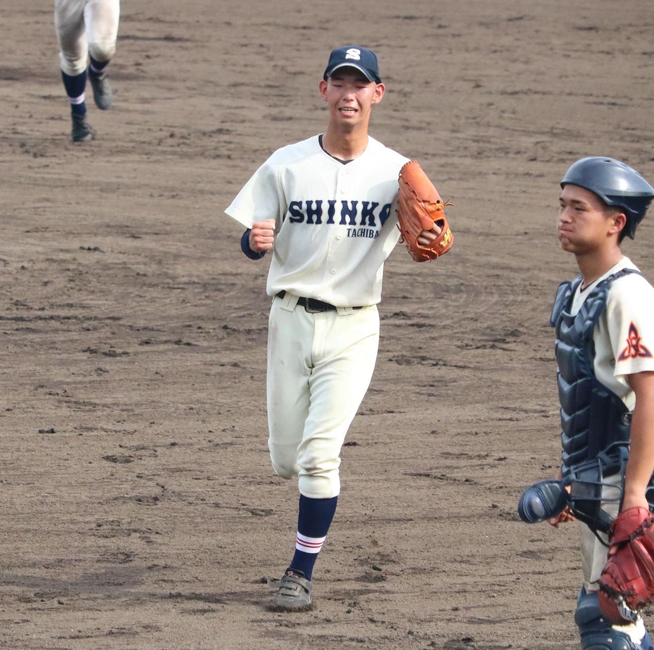 公式戦初完封の神港橘・中間裕瑛はガッツポーズ（撮影・林亮佑）