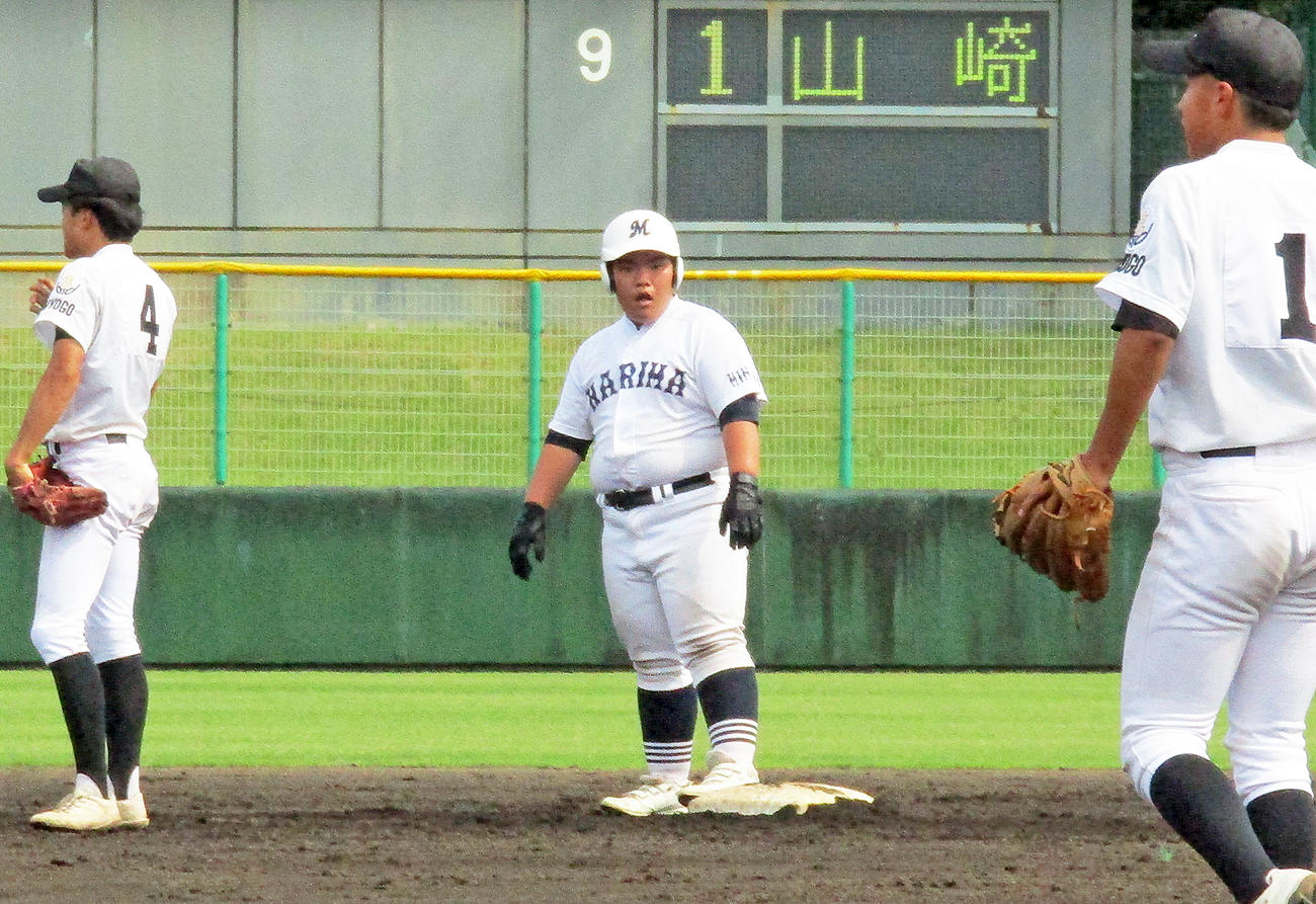 4回、適時二塁打を放った播磨南・高崎将仁（撮影・高垣誠）