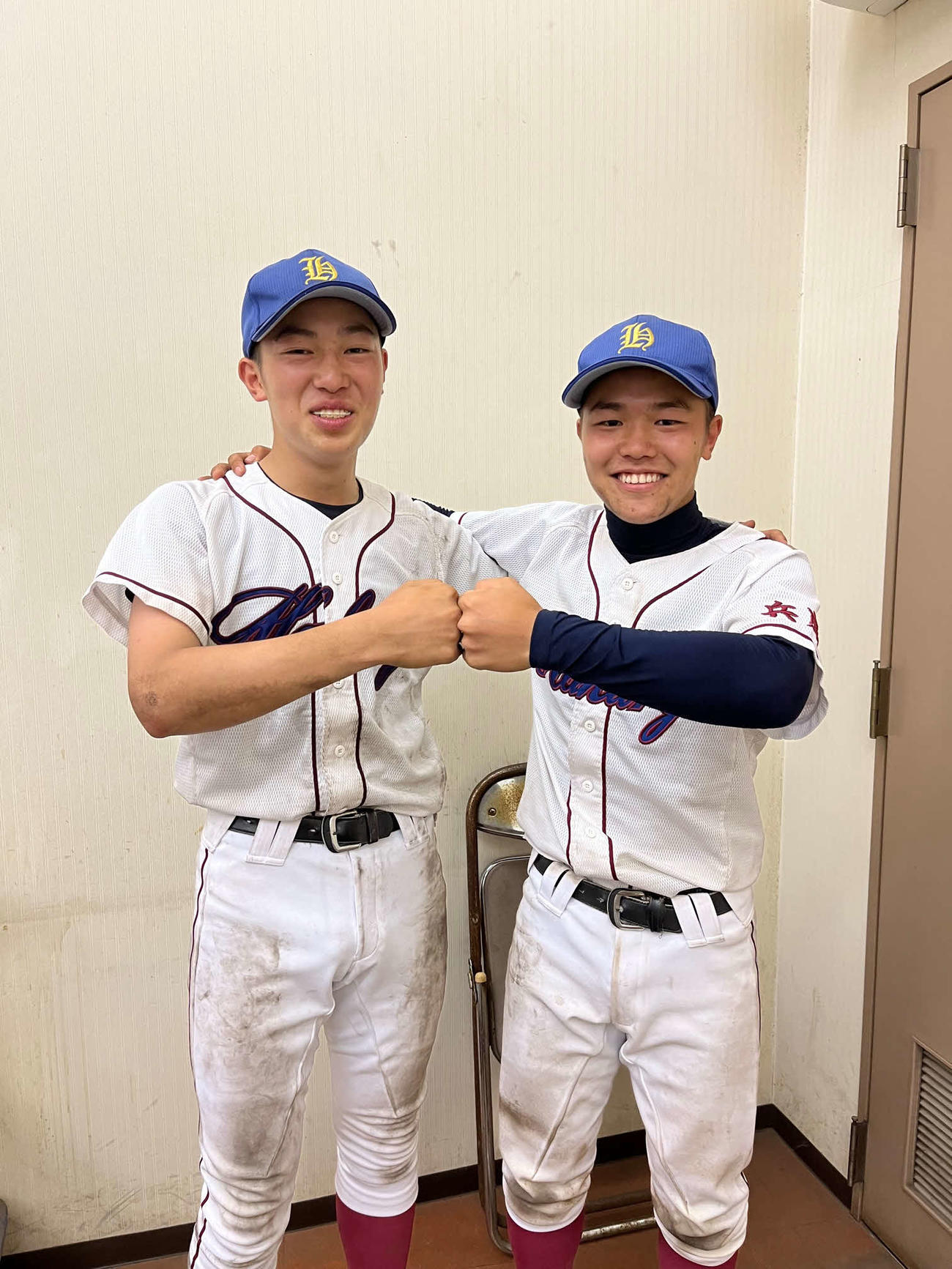 神戸北との戦いを終えた白陵・金井颯投手（左）と金井晴捕手（撮影・永田淳）