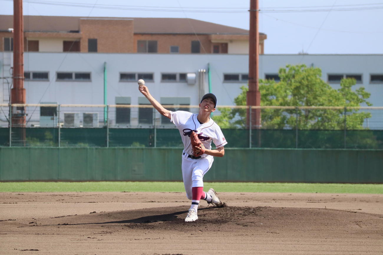先発した白陵・金井颯投手（撮影・永田淳）