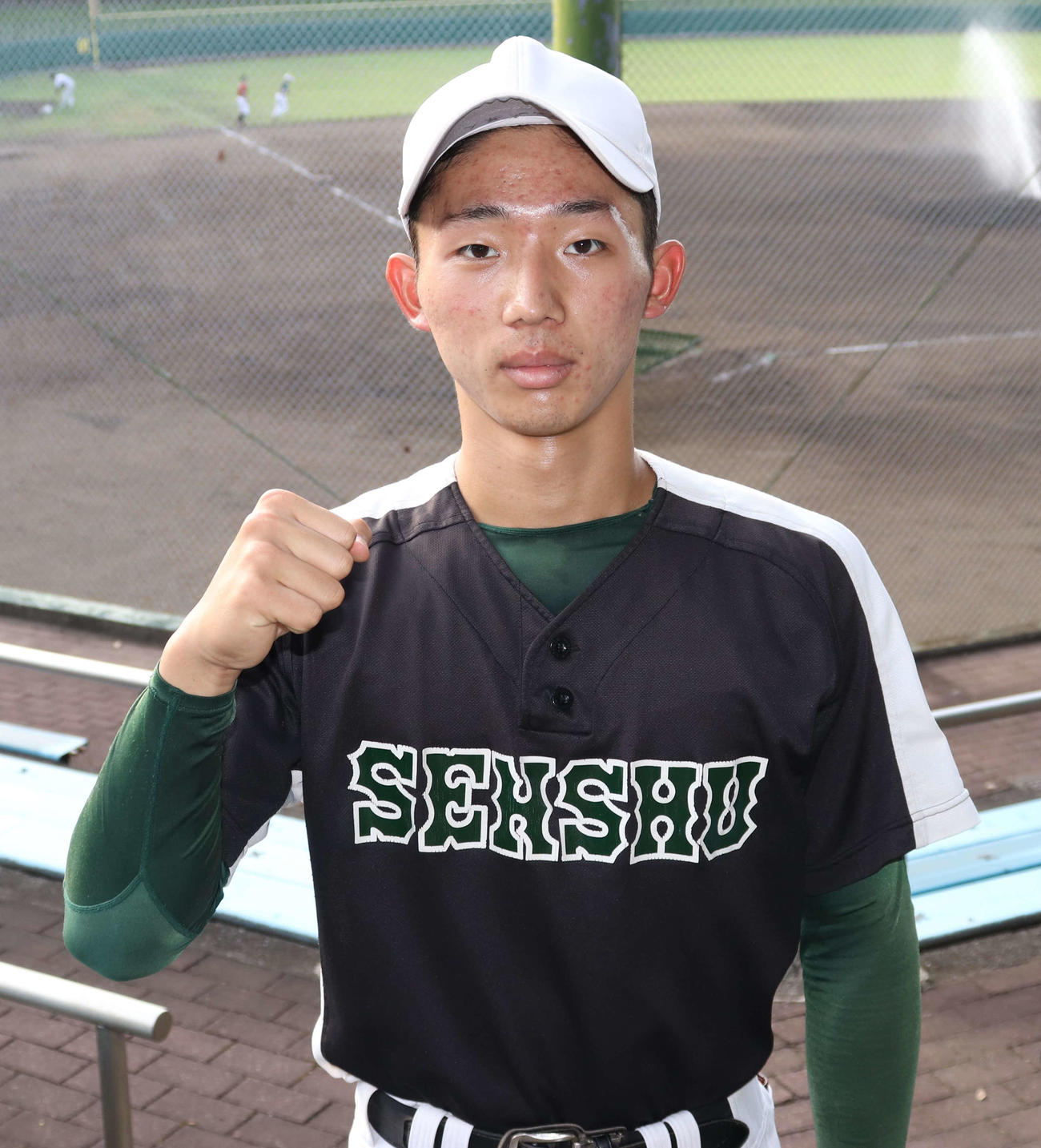 ガッツポーズで写真に納まる専大付・福田主将（撮影・玉利朱音）
