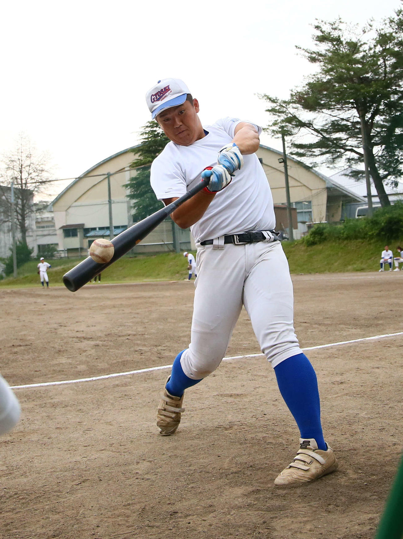 ティー打撃に励む高橋