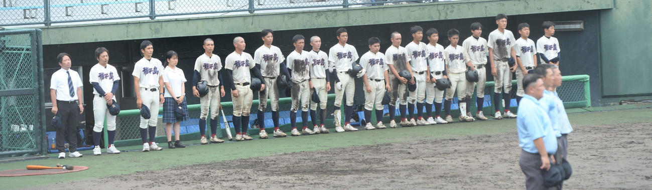 加治木対種子島　試合に敗れ、肩を落とす種子島ナイン（撮影・佐藤究）