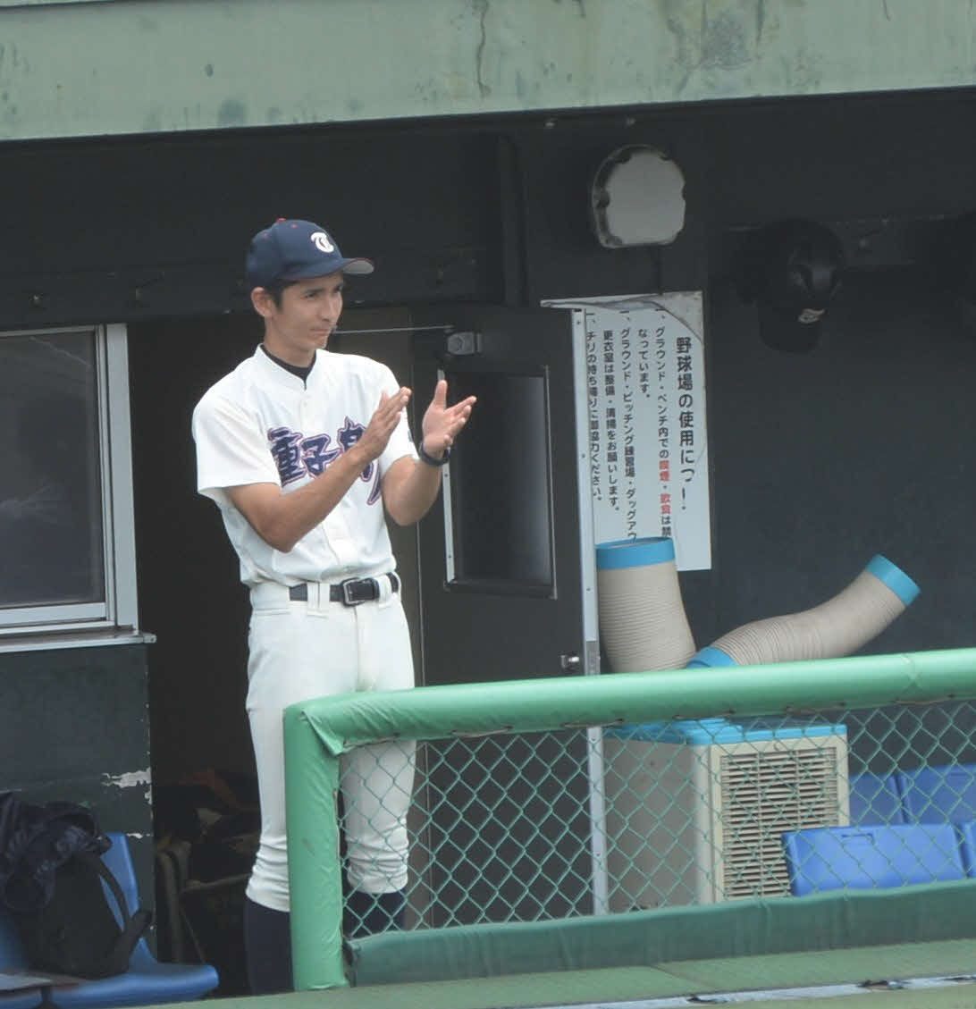 加治木対種子島　ベンチから選手に拍手を送る種子島・四位監督（撮影・佐藤究）