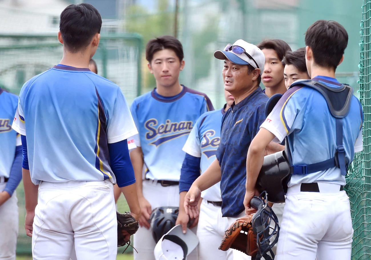 選手に指示を与える青森南・佐藤監督（中央）