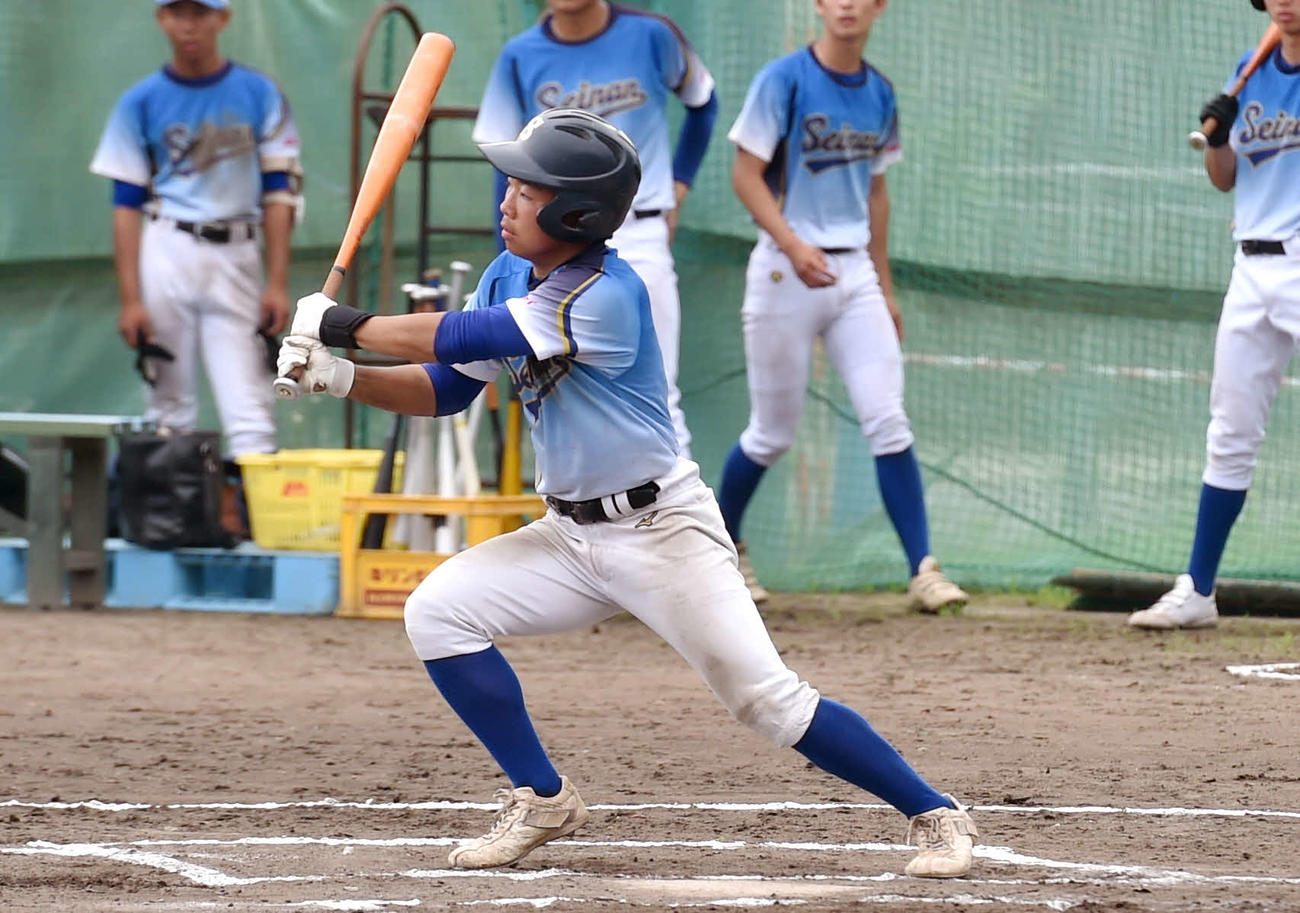 右前打を放つ山崎