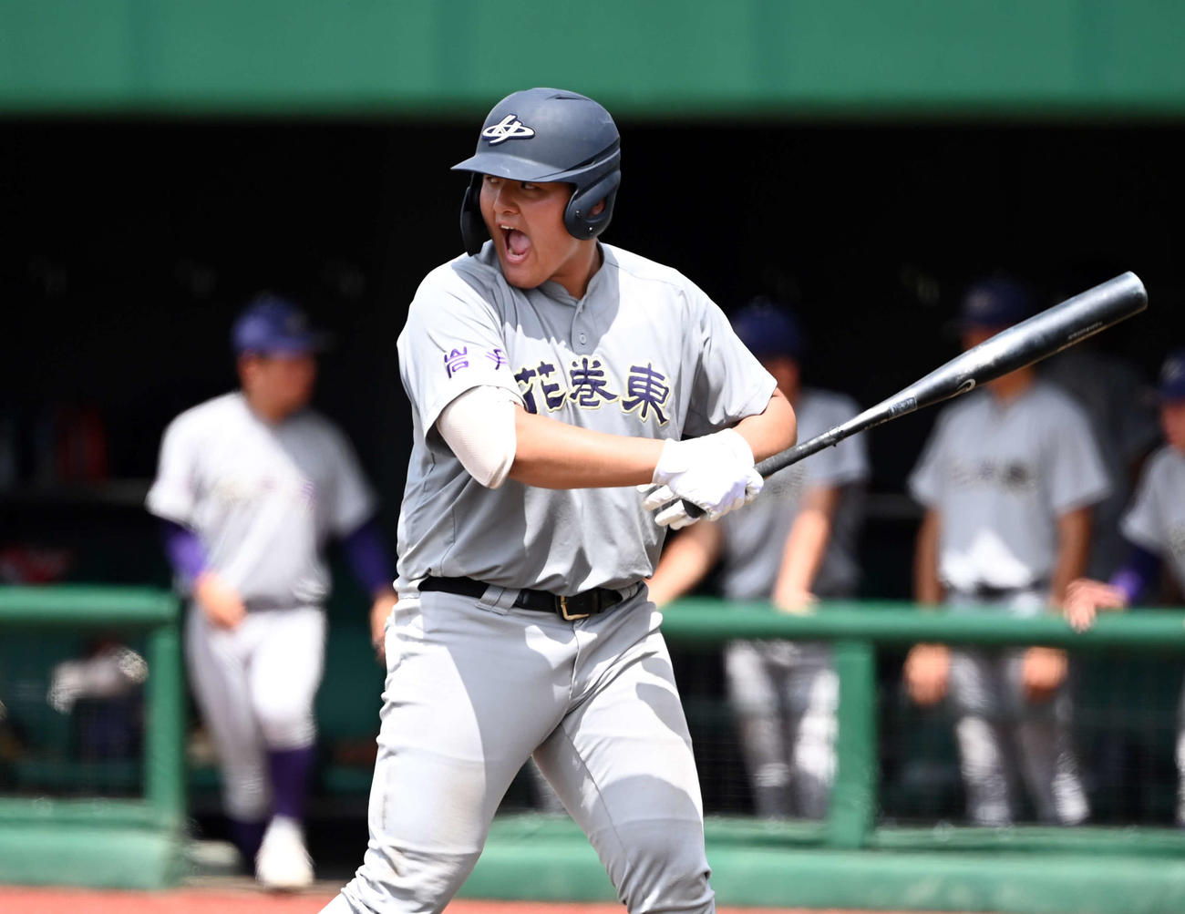 盛岡三対花巻東　2回裏花巻東無死二塁、気合の入った表情で打席に立つ佐々木麟（撮影・たえ見朱実）