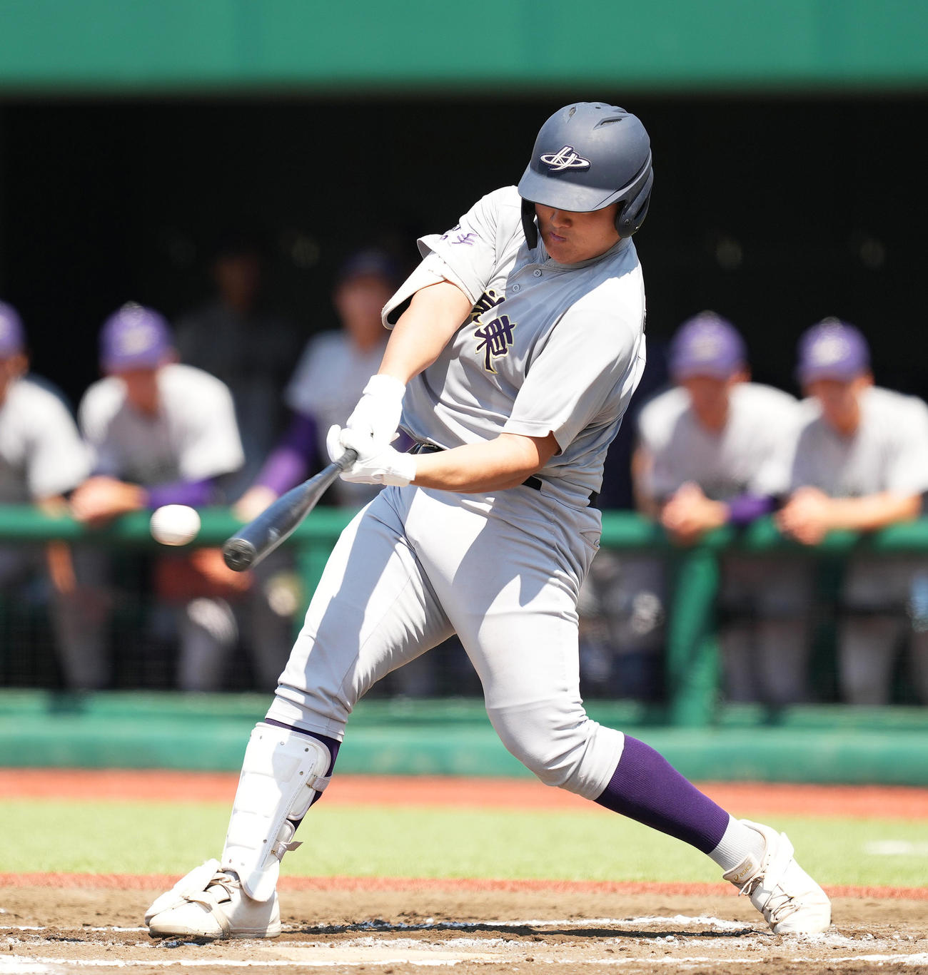 24日、盛岡一対花巻東　1回裏花巻東1死一塁、右前打を放つ佐々木（撮影・菅敏）