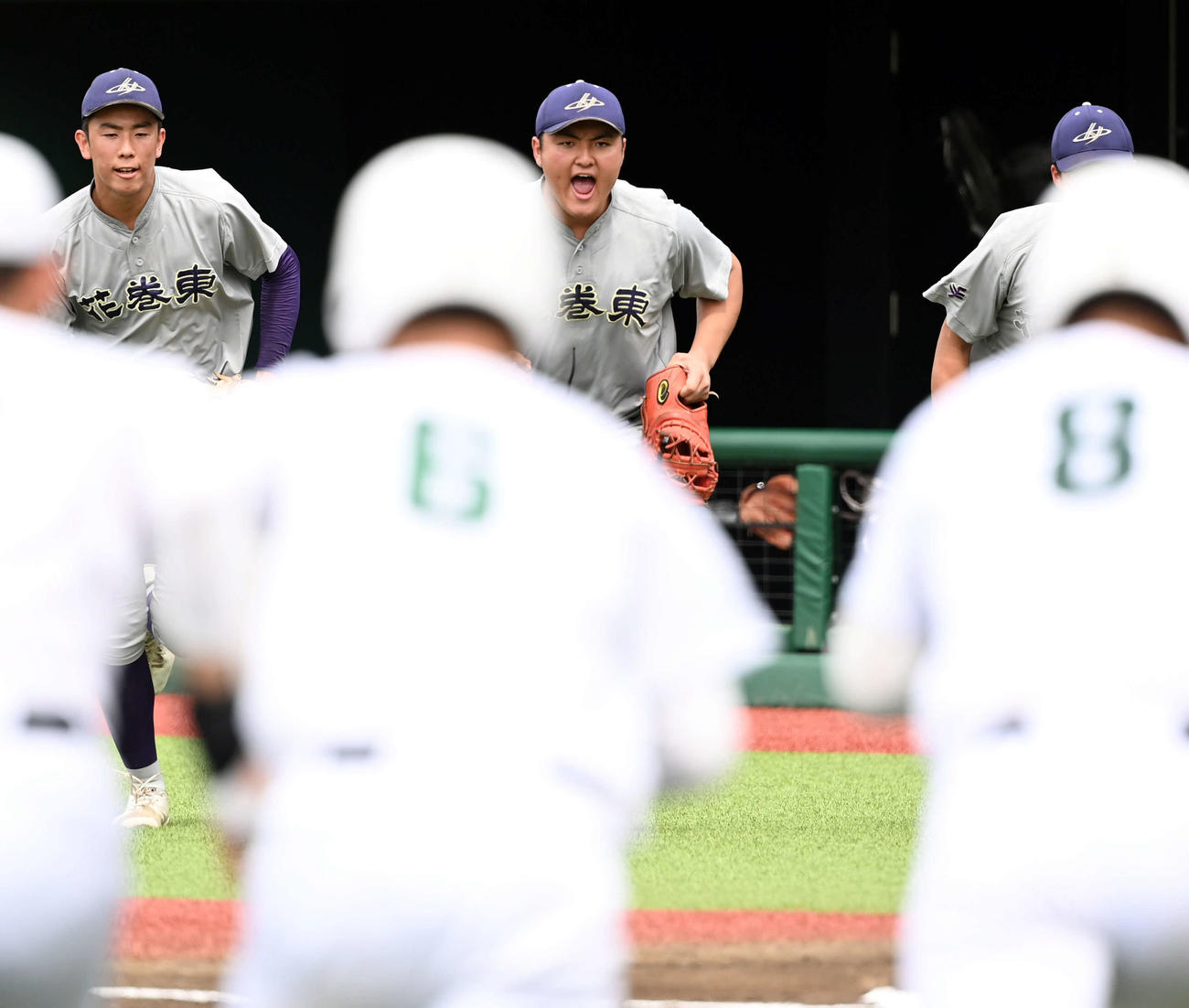 盛岡三対花巻東　気合の入った表情でマウンドへ向かう花巻東・佐々木麟（撮影・たえ見朱実）