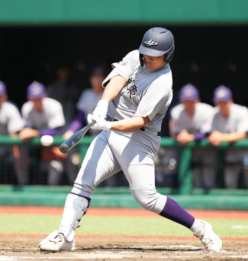 24日、盛岡一対花巻東　1回裏花巻東1死一塁、右前打を放つ佐々木（撮影・菅敏）