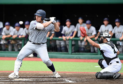 盛岡三対花巻東　1回裏花巻東無死一、二塁、四球を選ぶ佐々木麟（撮影・たえ見朱実）