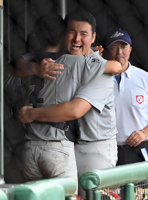 盛岡三対花巻東　優勝を飾り仲間と抱き合ってよ喜ぶ花巻東・佐々木麟（撮影・たえ見朱実）