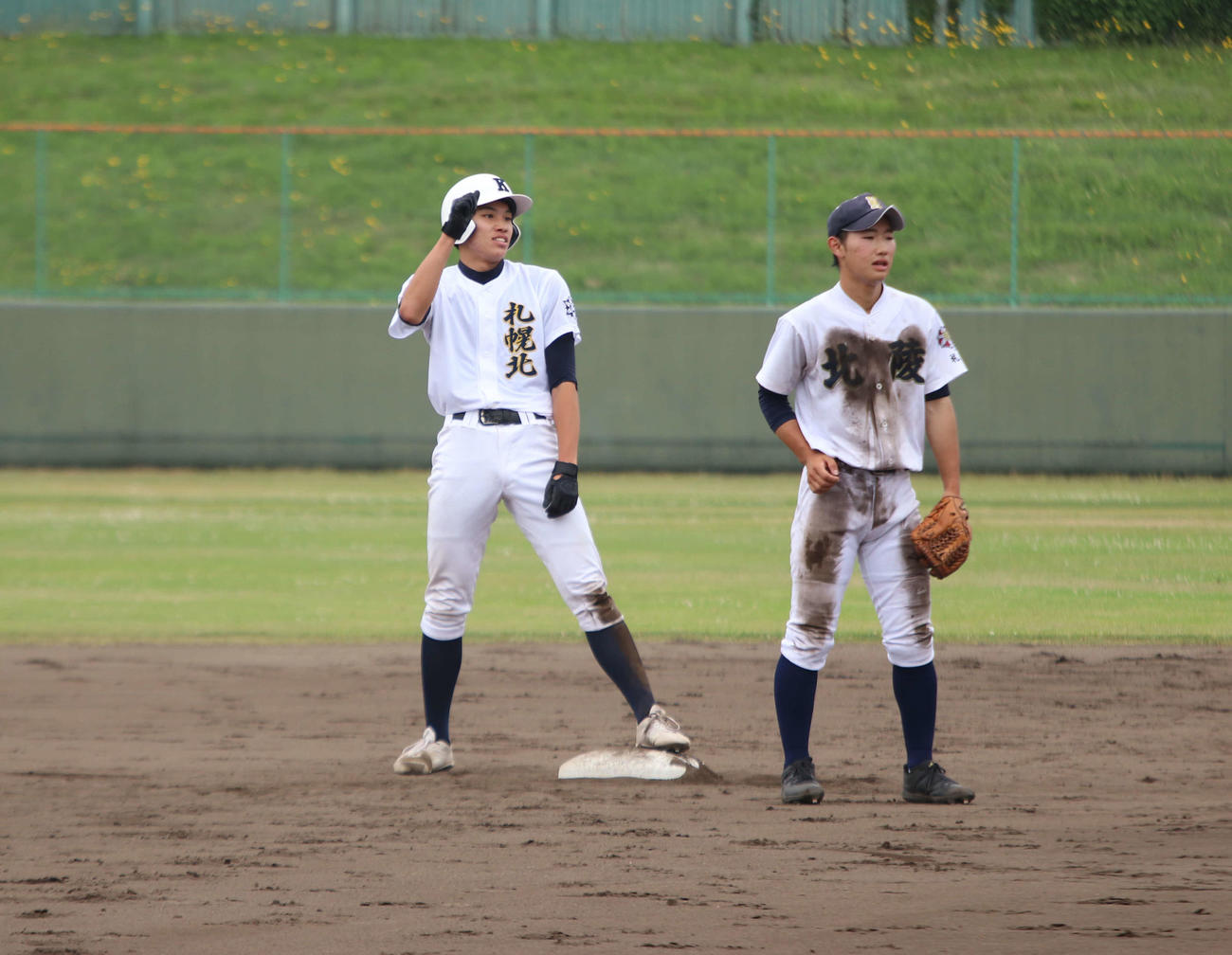 札幌北陵対札幌北　2回裏札幌北2死二、三塁、中前に2点適時打を放ち塁上でガッツポーズする中村（左）（撮影・山崎純一）