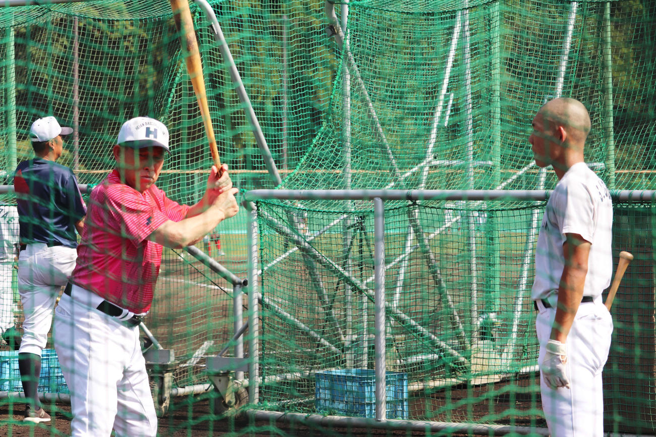 龍谷大平安・原田監督（左）が山口主将へ打撃指導をする（撮影・中島麗）