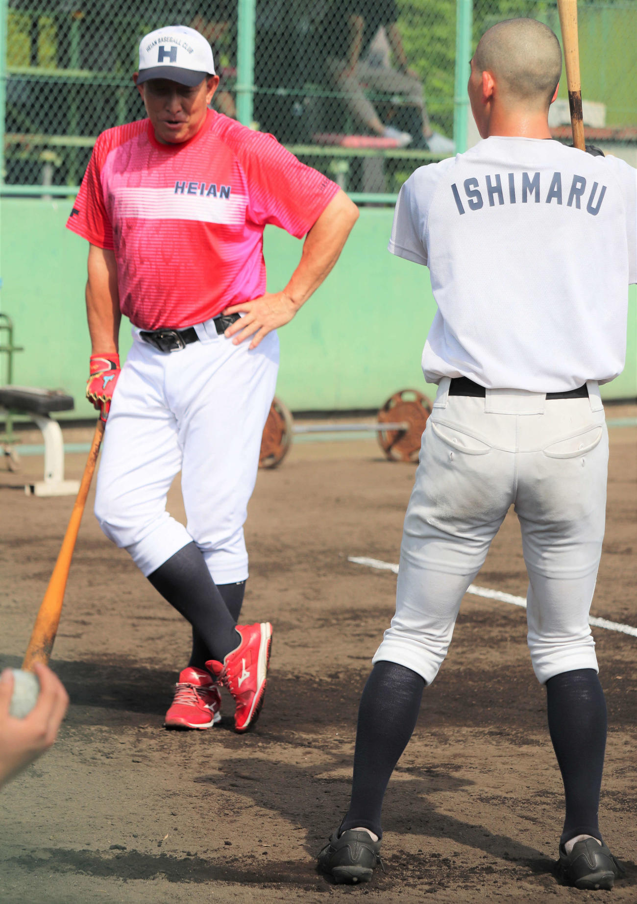 打撃指導をする龍谷大平安の原田英彦監督（63）（撮影・中島麗）