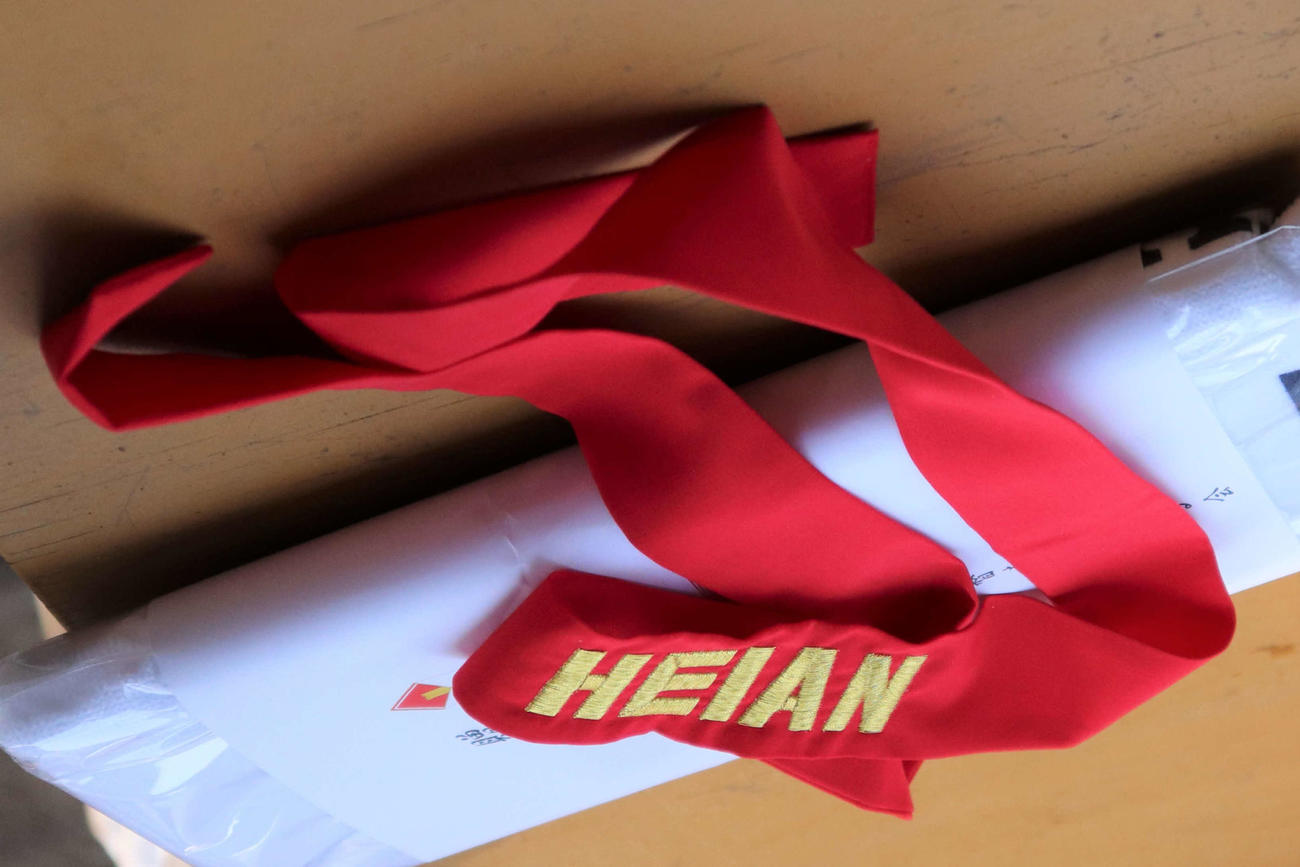 龍谷大平安の控え選手は「HEIAN」と刺しゅうの入ったバンダナが渡された（撮影・中島麗）