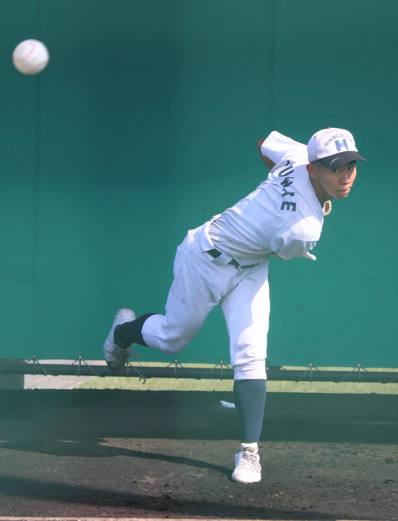 投球練習をするを龍谷大平安・桑江投手（撮影・中島麗）