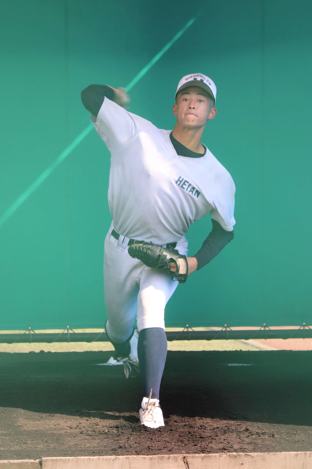 投球練習をするを龍谷大平安・岩井投手