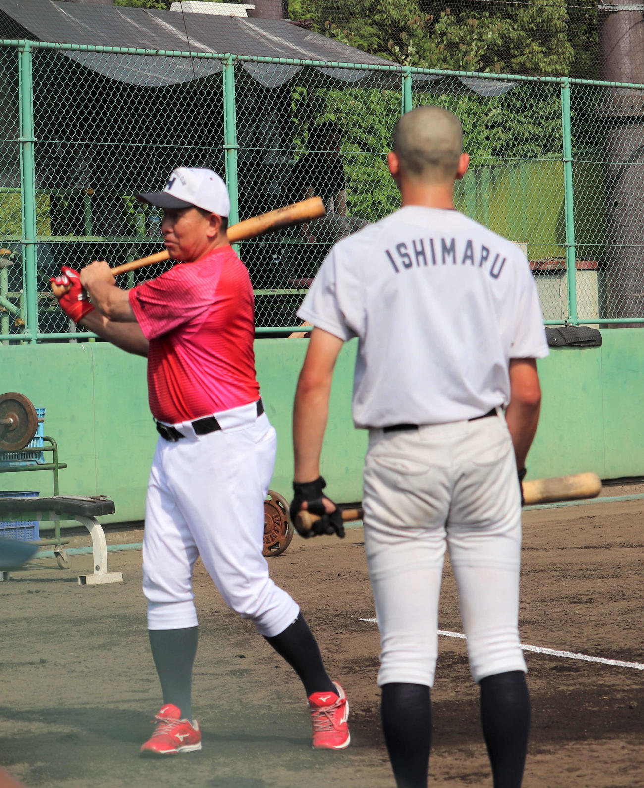 打撃指導をする龍谷大平安・原田監督（撮影・中島麗）