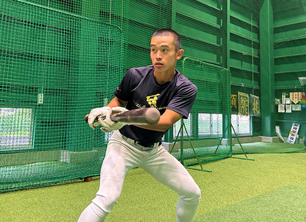 得意のバスターで攻撃のリズムを作る沢田秀翔（撮影・黒須亮）