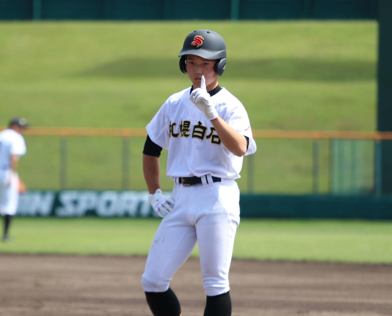 札幌白石対石狩南　2回表札幌白石1死二、三塁、中前に2点適時打を放ち、塁上でベンチを見つめる園部（撮影・山崎純一）