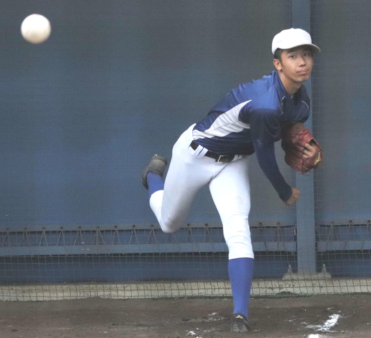 投球練習する霞ケ浦・木村（撮影・村山玄）