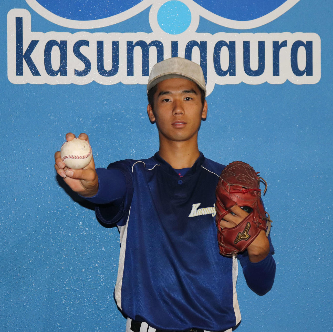 ボールを手にポーズを決める霞ケ浦・木村（撮影・村山玄）