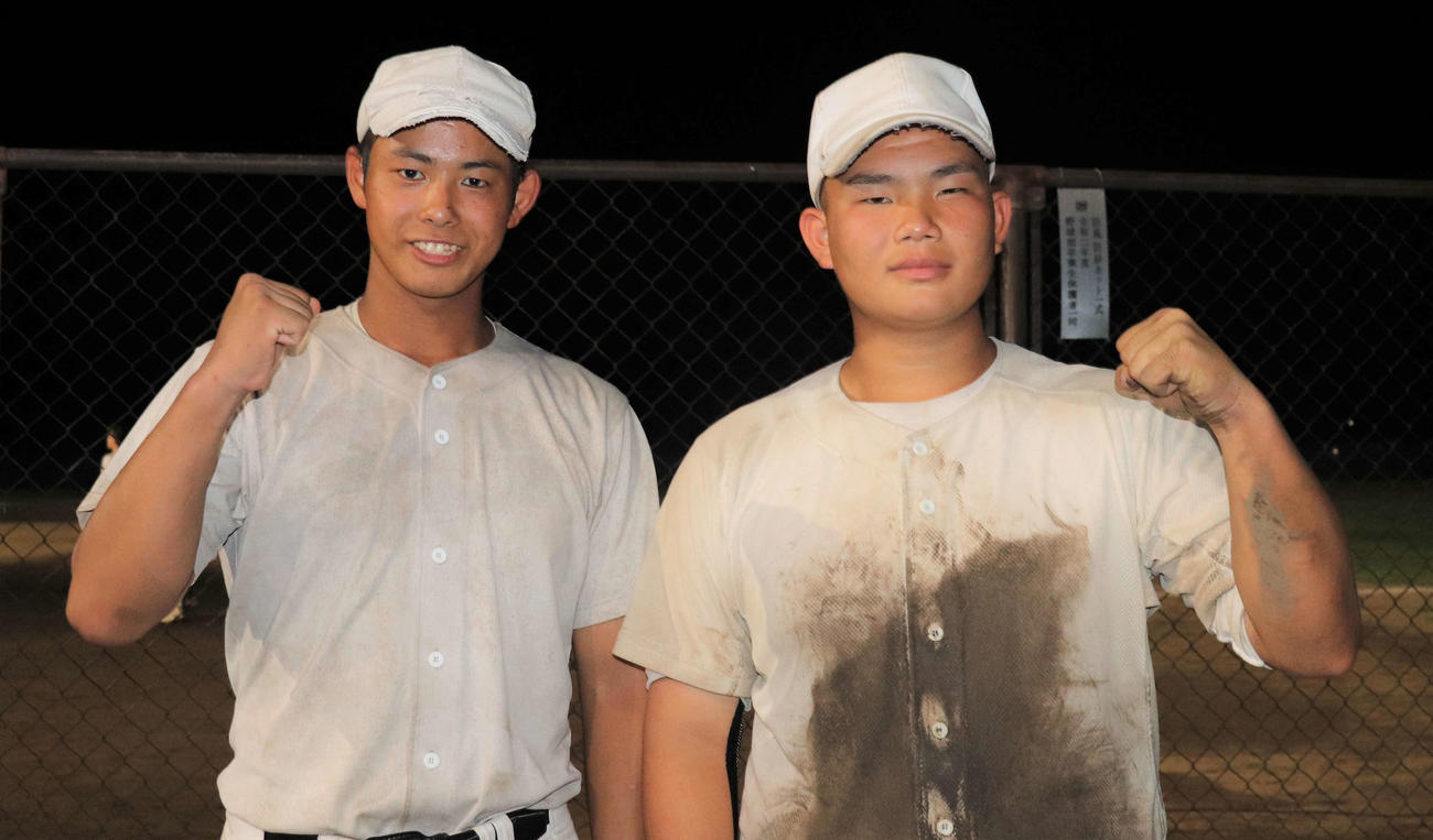 ガッツポーズを見せる岩瀬日大・小林（左）と赤木（撮影・村山玄）