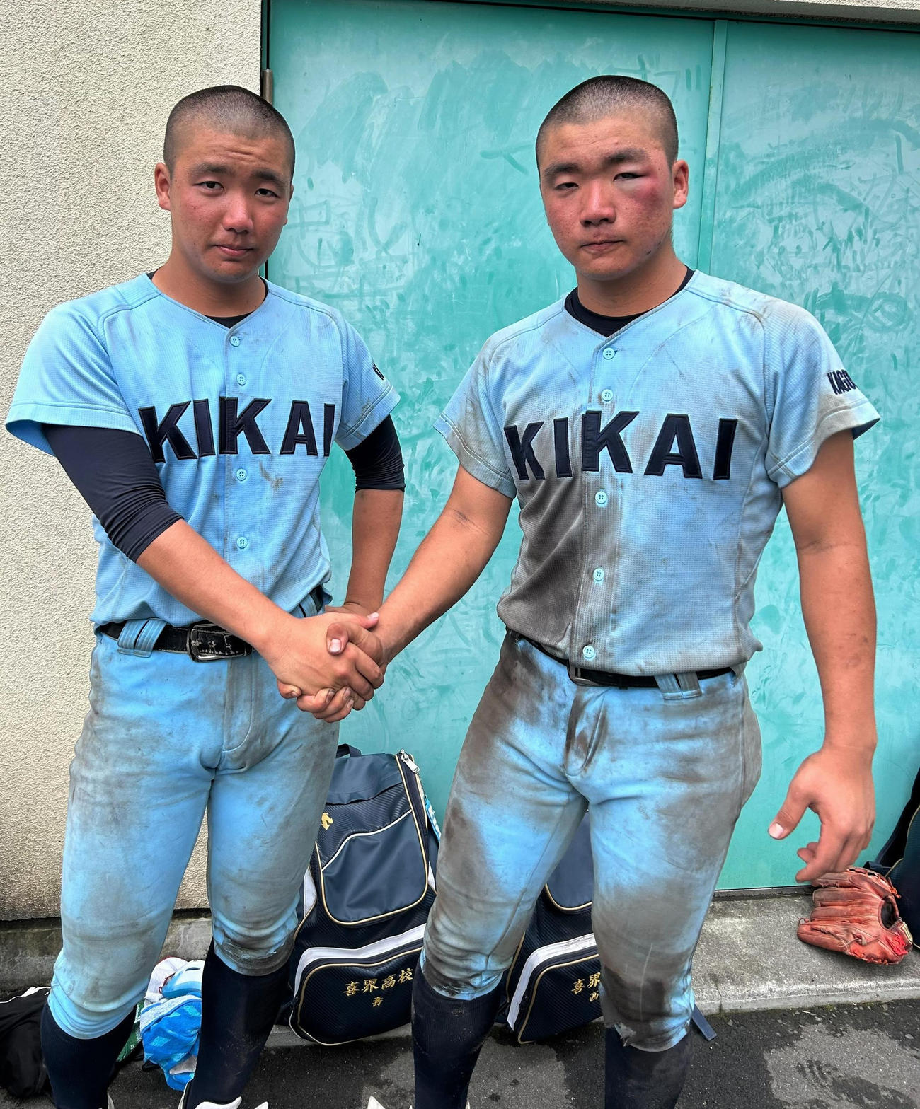 喜界対鹿児島高専　握手でお互いの健闘をたたえ合った喜界・住友晴城（右）と晴哉（撮影・佐藤究）