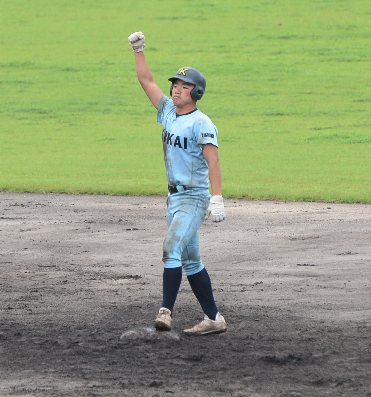 喜界対鹿児島高専　6回表喜界無死一塁、右中間を破る適時二塁打を放ち、ガッツポーズする住友晴城（撮影・佐藤究）