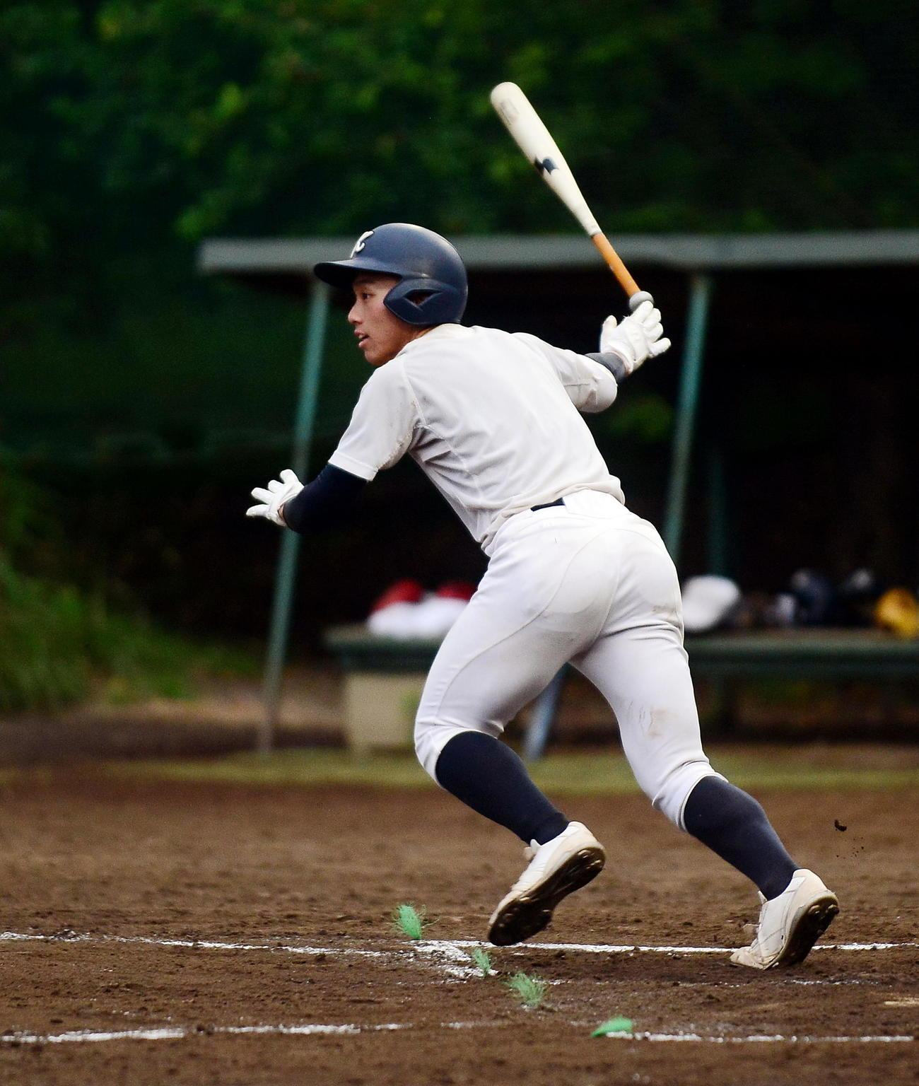 練習で快音を響かせる加藤学園・池田