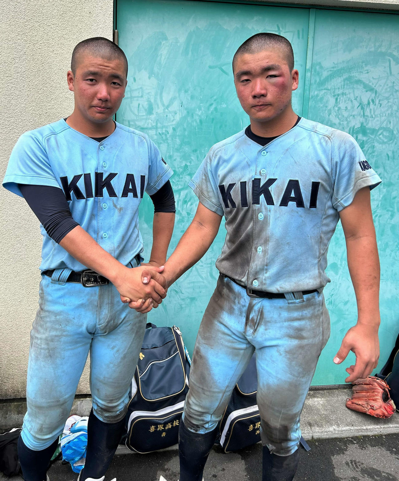 喜界対鹿児島高専　握手でお互いの健闘をたたえ合った喜界・住友晴城（右）と晴哉（撮影・佐藤究）