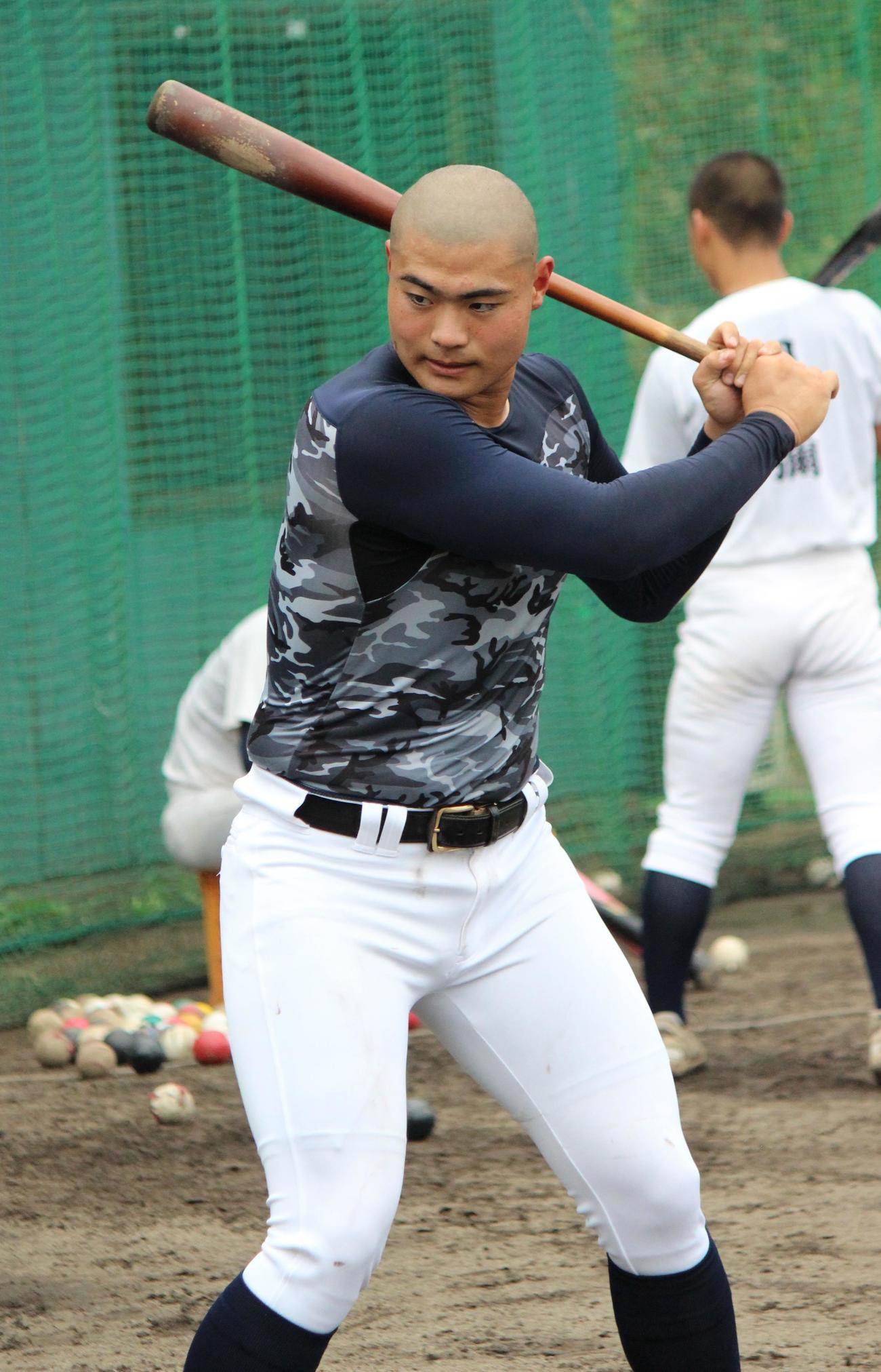 打撃練習するプロ注目の京都翔英・小笠原（撮影・柏原誠）