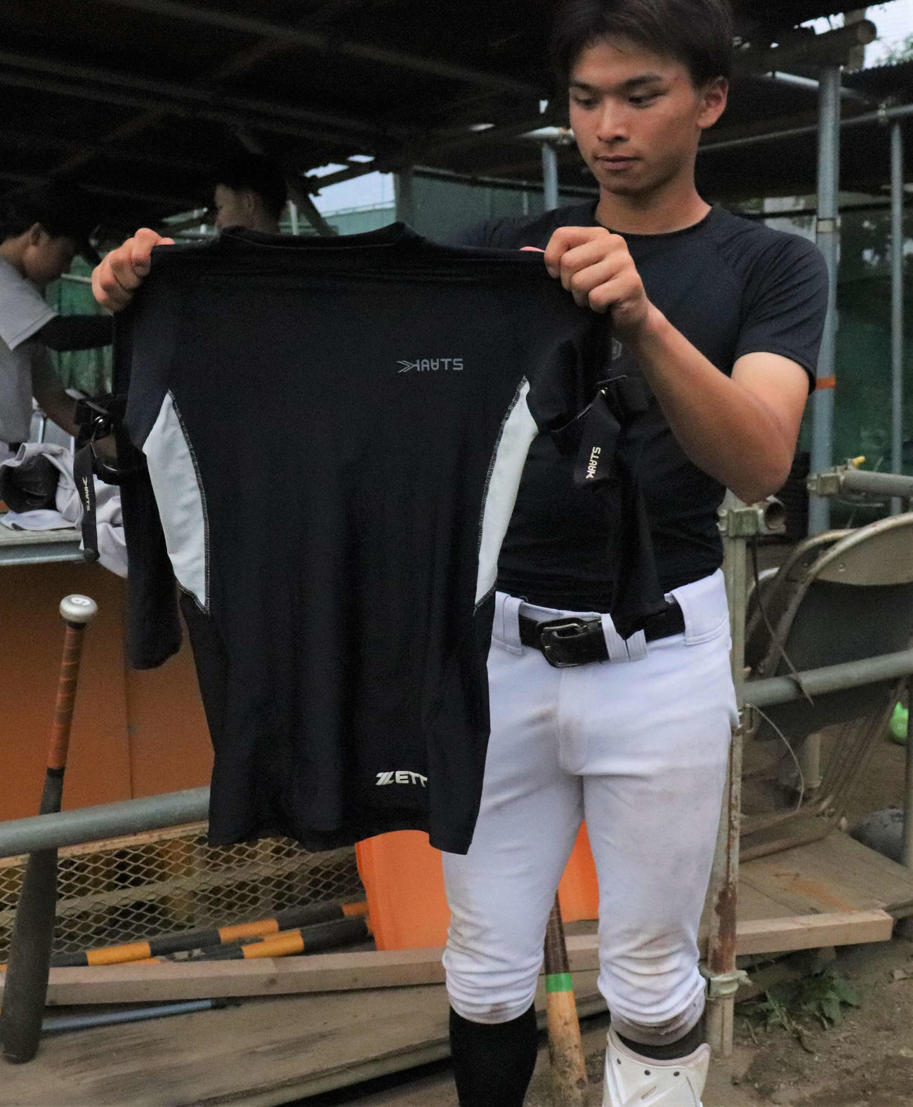 加圧トレーニングに使用するウエアを持つ土浦湖北の選手（撮影・村山玄）