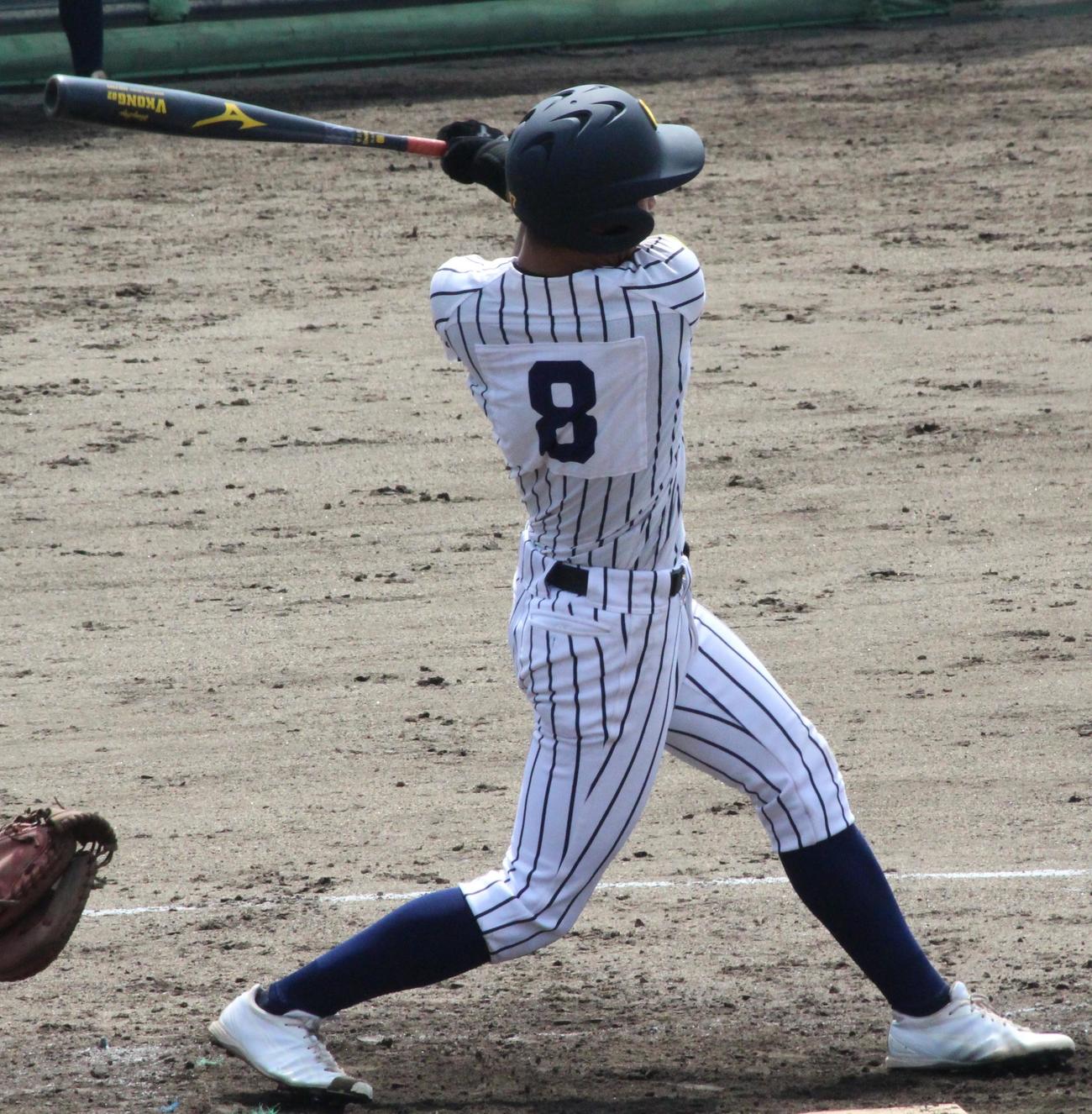 沖学園対福島　5回表沖学園2死一、二塁、北岡英虎外野手は左中間適時二塁打を放つ（撮影・菊川光一）