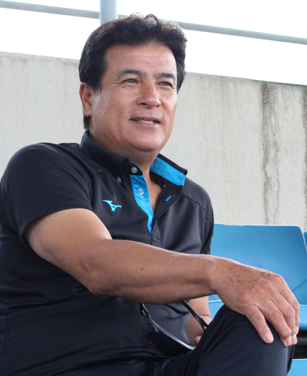 沖学園対福島　スタンドから試合を観戦する森脇浩司氏（撮影・菊川光一）