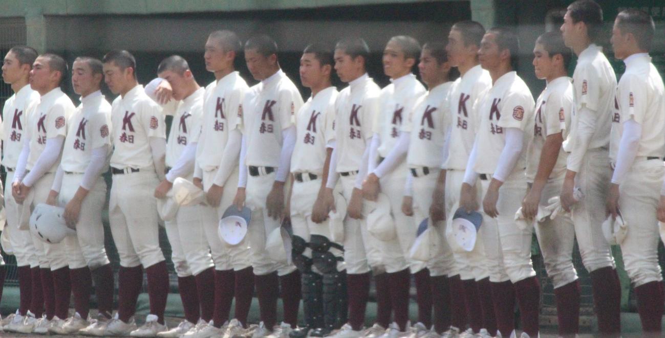 柳川対春日　8回コールド負けでうなだれる春日の選手たち（撮影・菊川光一）