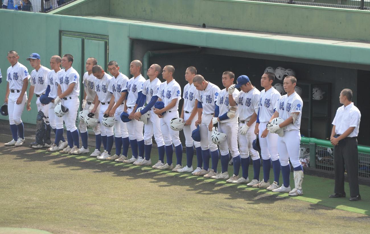 九州産対筑陽学園　試合に敗れ、肩を落とす筑陽学園ナイン（撮影・佐藤究）